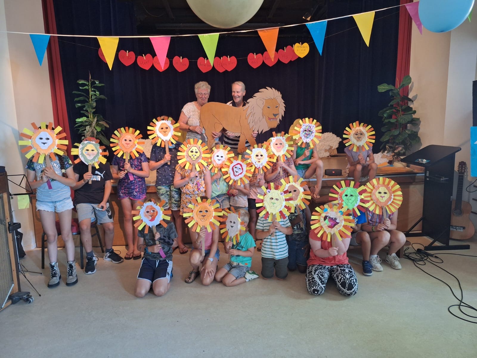 Kinderen tonen hun zelfgemaakte leeuwenmaskers