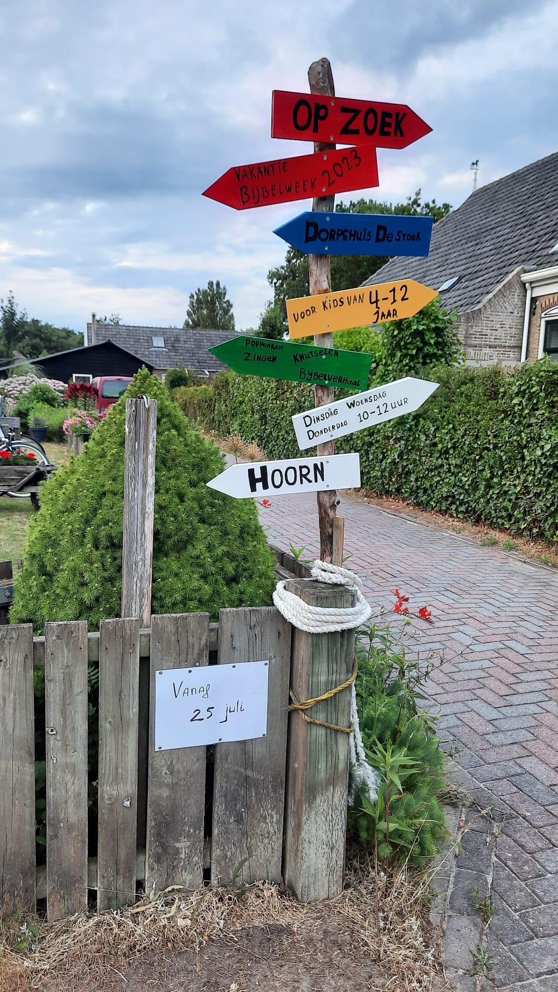 Kleurrijke wegwijzer naar de vakantiebijbelweek in Hoorn